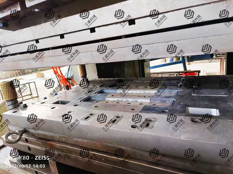 模壓電纜橋架生產線